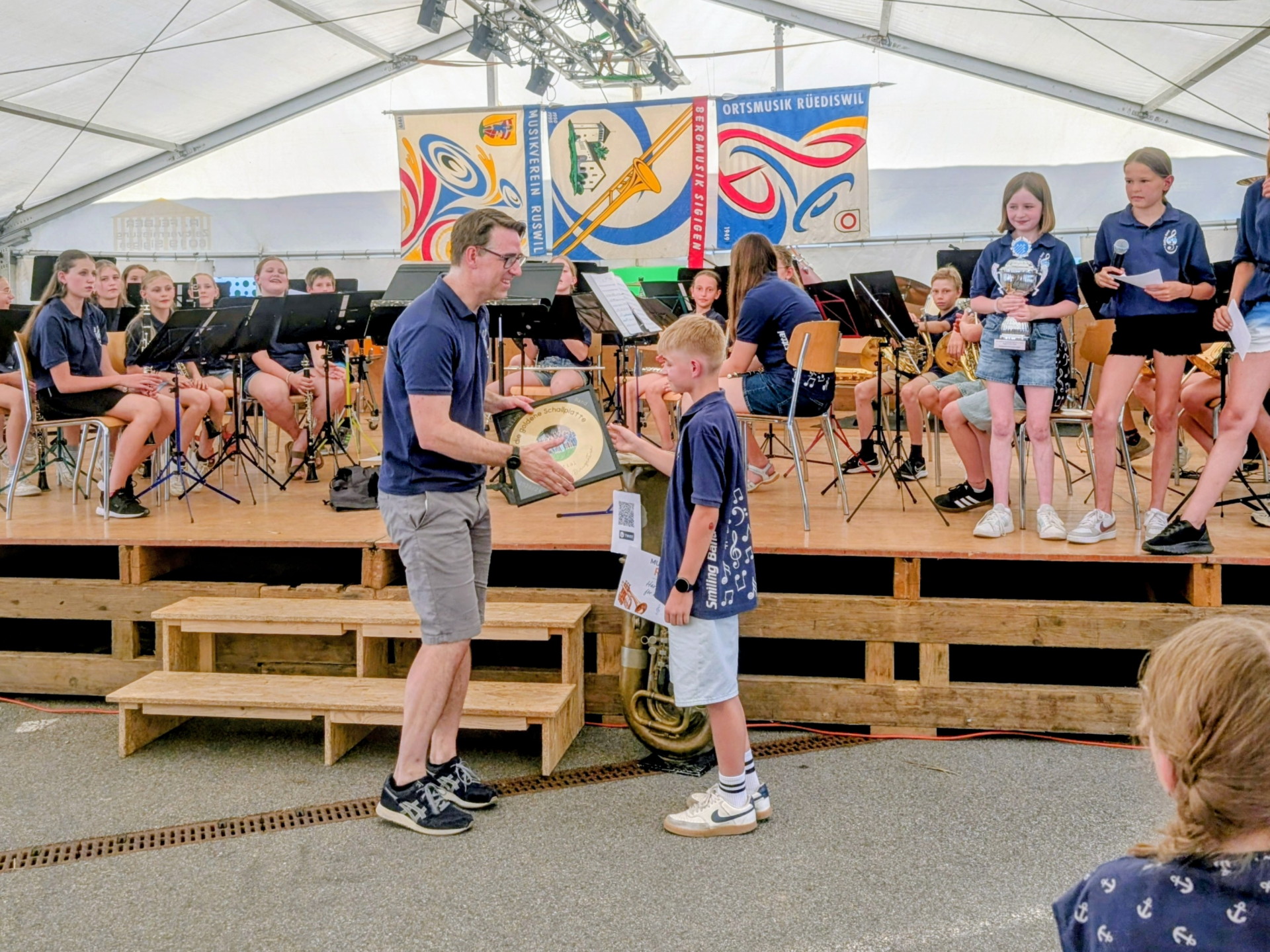 Goldene Schallplatte für Martial Kuhn. Die Mitglieder der Smiling Band Rottal feierten am Blasmusik OpenAir Rusmu ihren musikalischen Leiter Martial Kuhn und dankten ihm für seine grosse Arbeit.