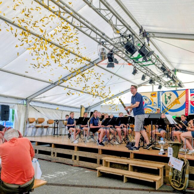 Der musikalische Leiter Martial Kuhn feierte die Goldmedaille und den Sonderpreis der Smiling Band Rottal mit einem Goldregen.