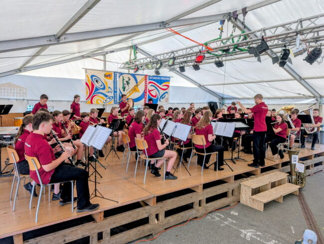 Die 54-köpfige Jungmusik Rottal spielte unter der Leitung von Matthias Koch am Musik OpenAir Ruswil