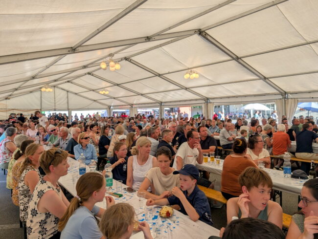 Jung und Alt trafen sich auf dem Märtplatz Ruswil zum dritten Blasmusik OpenAir.
