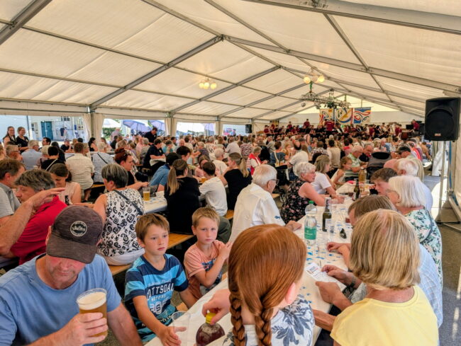 Am Blasmusik Openair 2026 war das Zelt bis spätabends gut gefüllt und die Leute genossen die schönen Melodien.