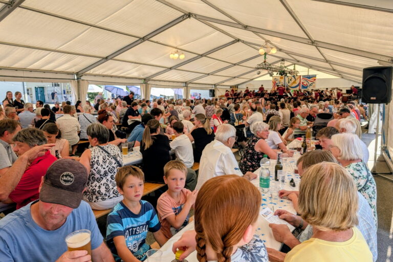 Volles Zelt beim Auftritt der Jungmusik Rottal Am Blasmusik Openair 2026 war das Zelt bis spätabends gut gefüllt und die Leute genossen die schönen Melodien.