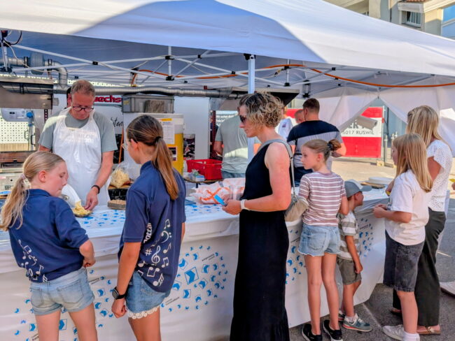 Zwischen 18.00 bis 21.00 herrschte am Grillstand Grossandrang. Die feinen Bratwürste und Frites waren sehr begehrt.