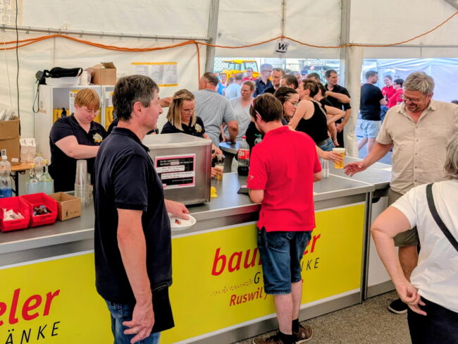 Aufgrund der warmen Temperaturen war das Personal am Buffet des Musik Optenair 2026 gut ausgelastet.
