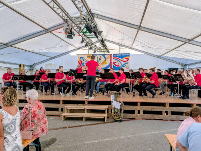 Die Ortsmusik Rüediswil begeisterte das Publikum unter der Leitung von Patrick Hummel mit poppigen Melodien.