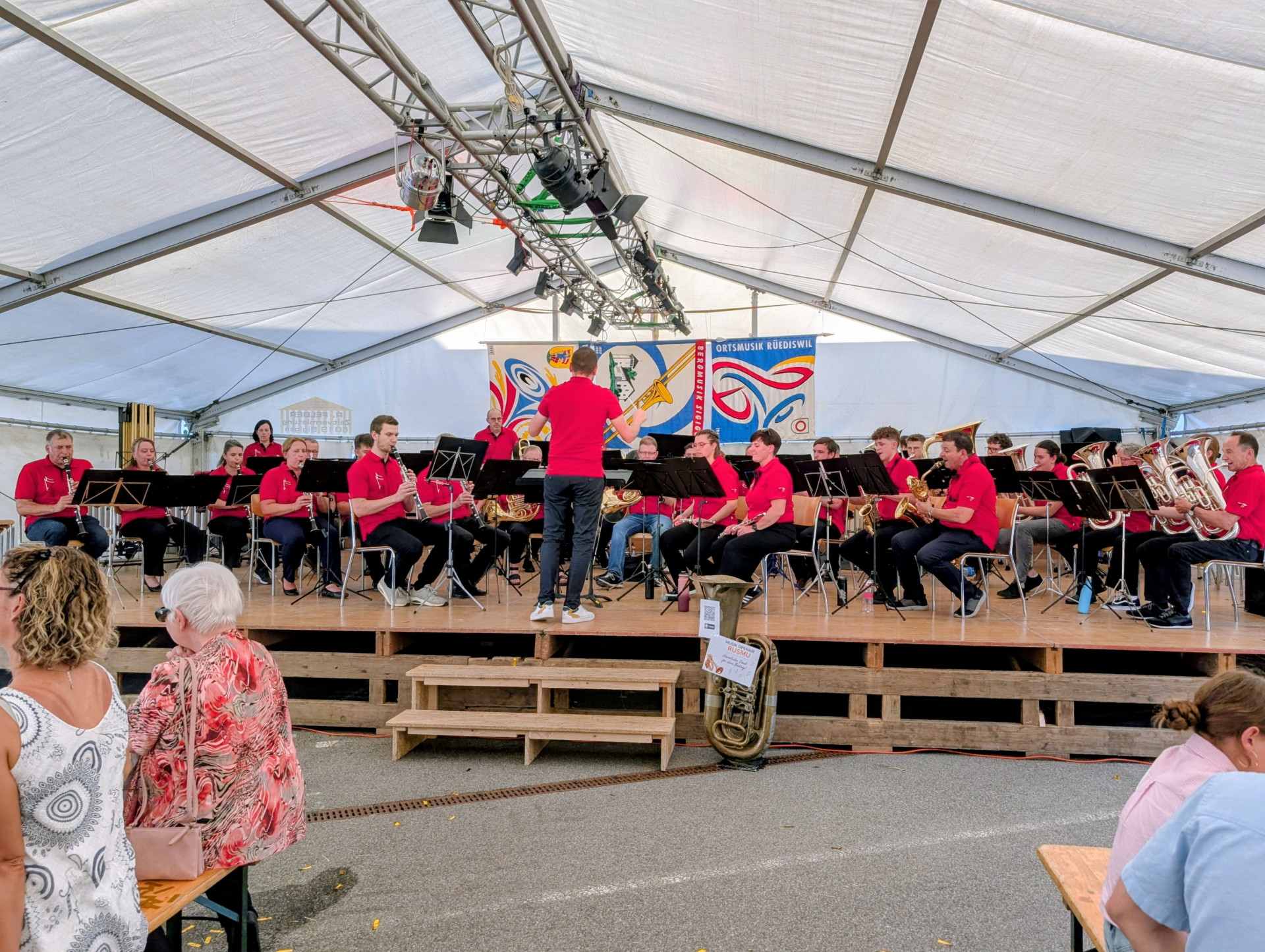 Die Ortsmusik bei ihrem Auftritt Die Ortsmusik Rüediswil begeisterte das Publikum unter der Leitung von Patrick Hummel mit poppigen Melodien.