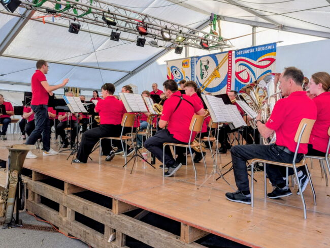 Die fätzigen Stücke der Ortsmusik Rüediswil kamen beim Publikum sehr gut an.