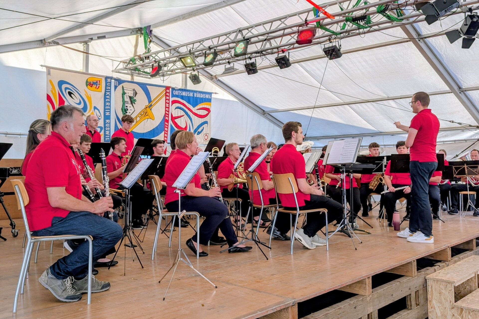 Unter der musikalischen Leitung von Patrick Hummel spielte die Ortsmusik Rüediswil am Musik Openair 2026 auf dem Märtplatz in Ruswil.