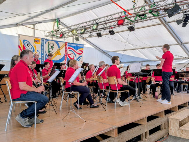 Unter der musikalischen Leitung von Patrick Hummel spielte die Ortsmusik Rüediswil am Musik Openair 2026 auf dem Märtplatz in Ruswil.
