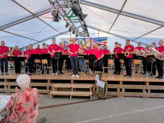 Für ihren Auftritt am Musik Openair 2026 erhielt die Ortsmusik Rüediswil grossen Applaus.