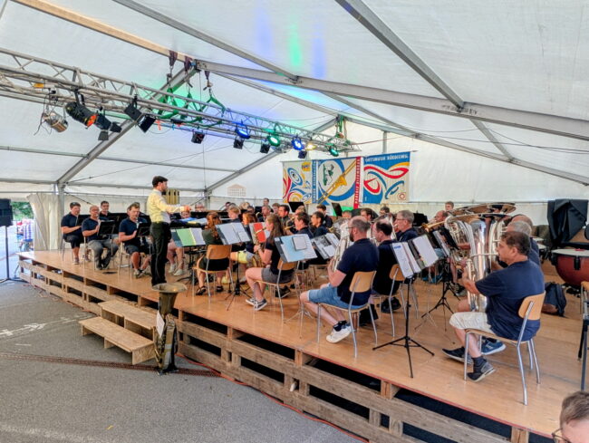 Am Openair Ruswil begeisterte die Bergmusik Sigigen unter der Leitung von Philippe Ugolini