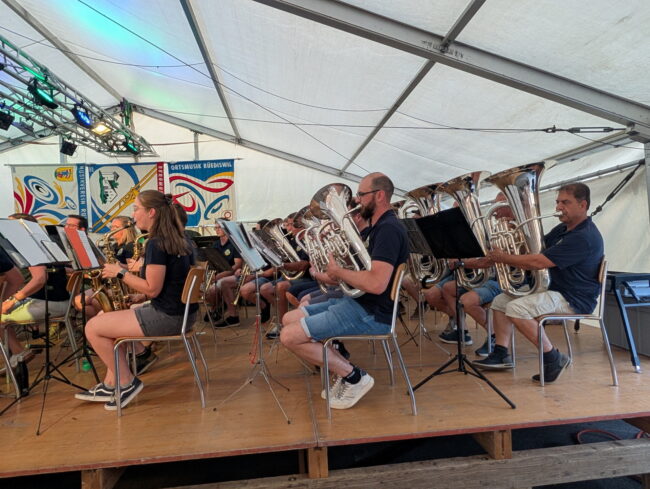 die Bergmusik Sigigen wartete mit schöner Blasmusik auf.
