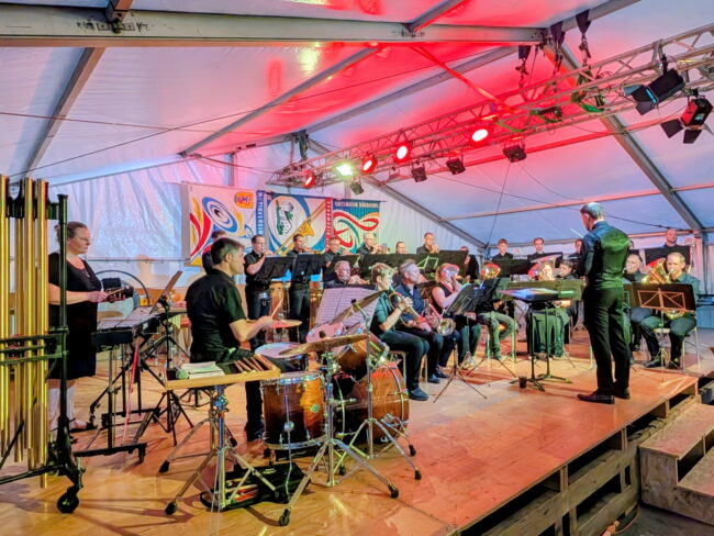 Die 28-köpfige Brass Band MV Ruswil begeisterte am Blasmusik OpenAir Rusmu.