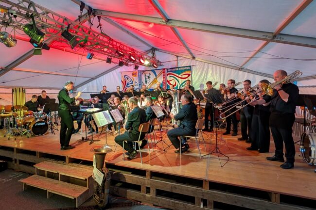 Die Brassband Musikverein Ruswil spielte unter der Leitung von Robin Von Moos am Blasmusik Openair 2026.
