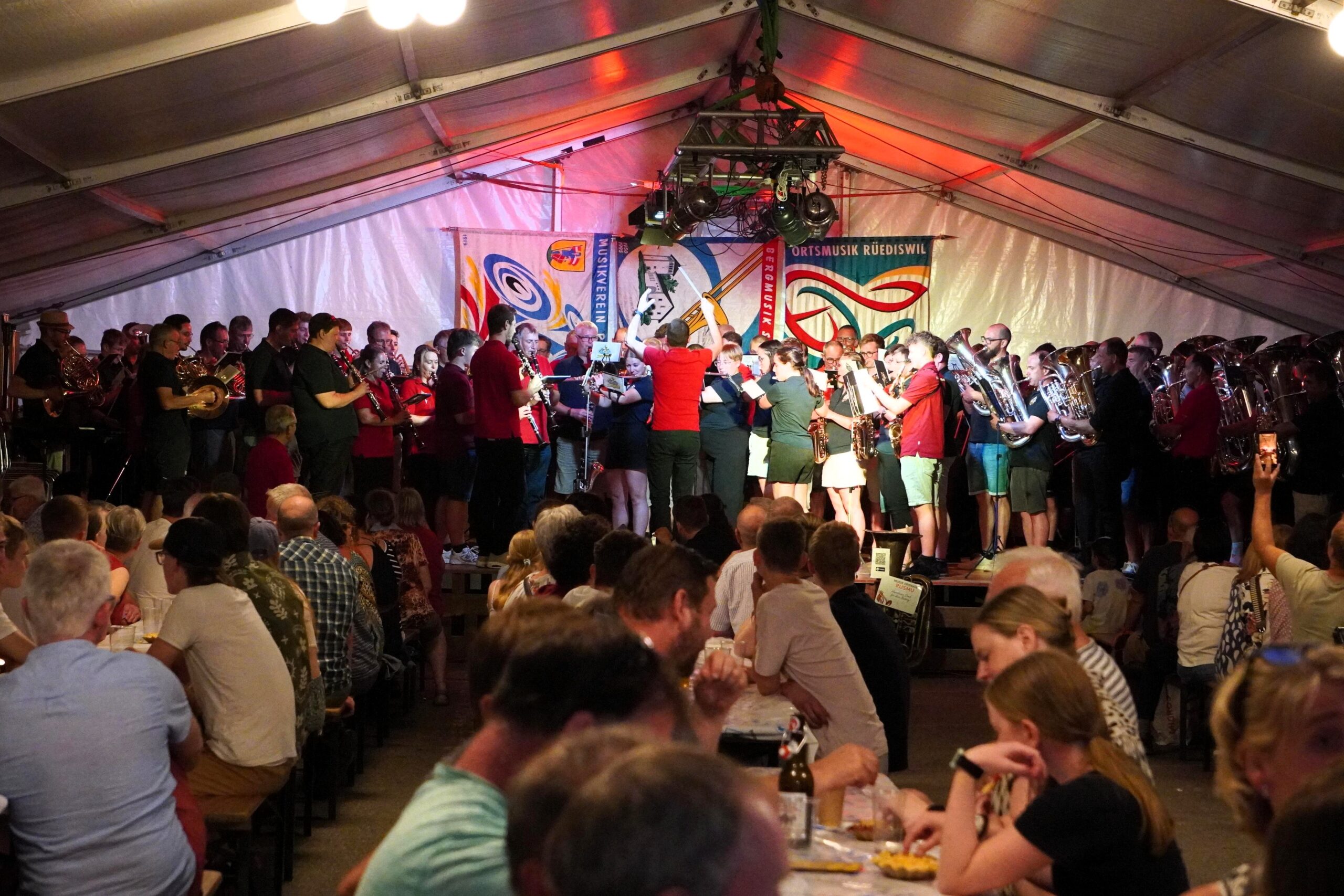 Bunt gemischter Gesamtchor Am Musik Openair Rusmu traten alle drei Vereine zum Abschluss auf.