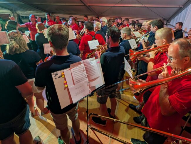 Die Musikanten:innen der Bergmusik Sigigen, der Ortsmusik Rüediswil und der BB Musikverein Ruswil traten am Schluss des Blasmusik Openair 2026 gemeinsam auf.