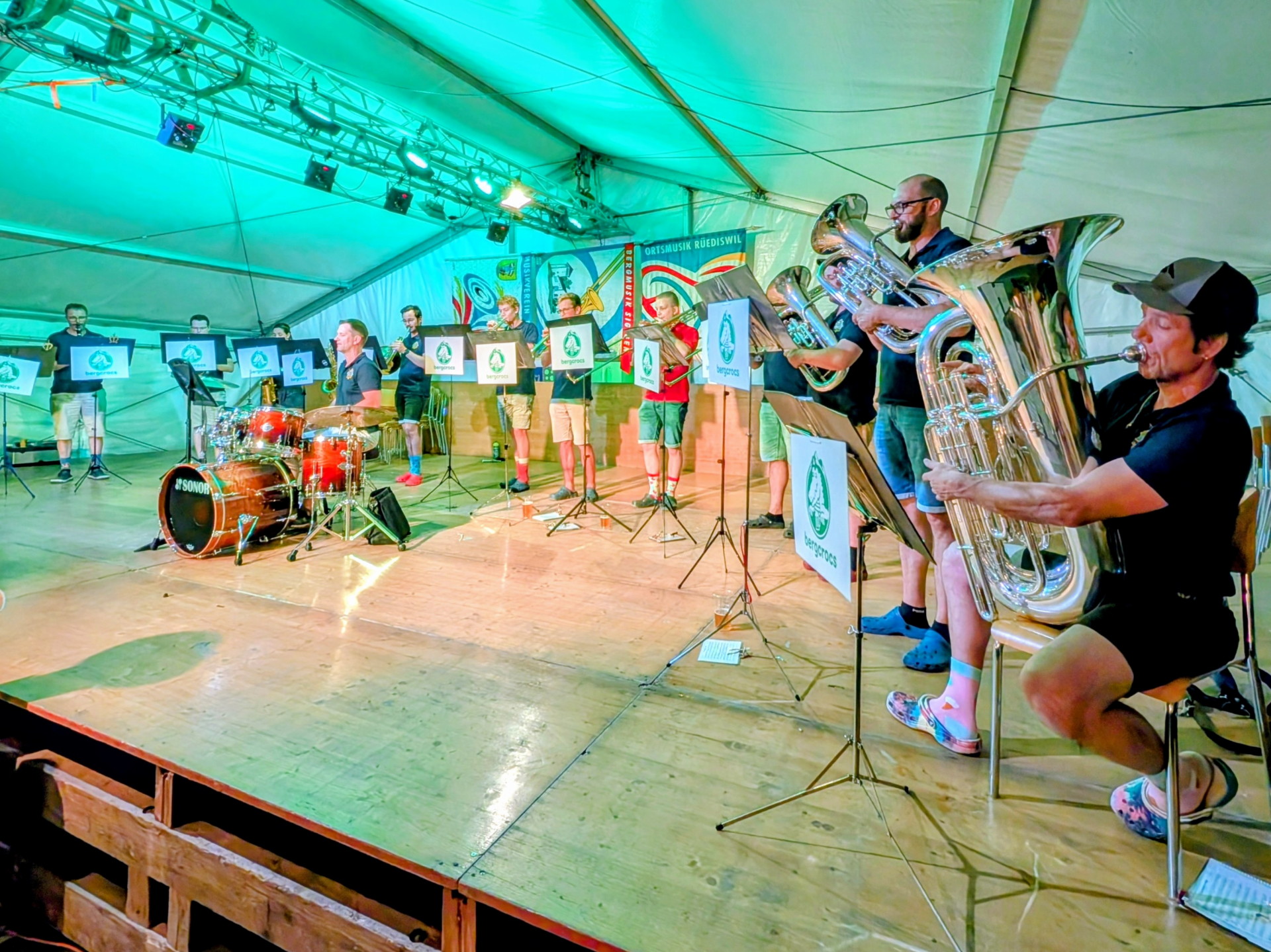 Der Abschluss machten die Bärgcrocs Am Blasmusik Openair 2026 spielten die Bärgcrocs um 23.00 Uhr zum Abschluss.