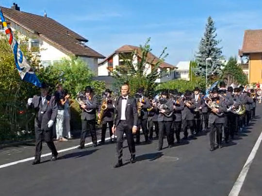 Nach dem Kilbigottestienst in der Kapelle Rüediswil marschierte die OMR zum Schulhausgelände.
