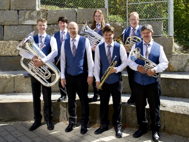 Sieben Personen aus der Verwandschaft Wermelinger (ehemals Lochland) spielen in der Ortsmusik Rüediswil mit.