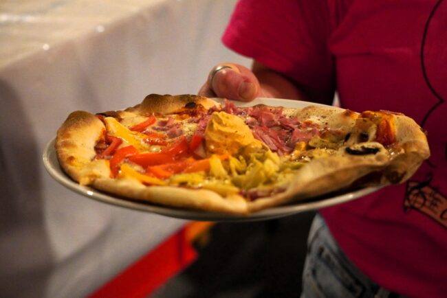 Die Musigkpizza / Musigpizza mit feinem Kräuterbutter war am Fürobebier der Ortsmusik Rüediswil heiss begehrt.