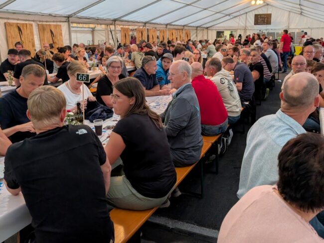 Am Freitagabend der Kilbi Rüediswil war das Zelt gut gefüllt, als es zu Regnen begann.