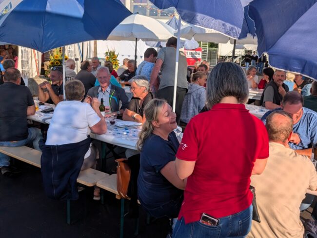 Gutes Wetter und tolle Stimmung am Fürobebier der Ortsmusik Rüediswil