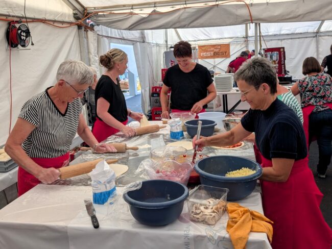 Gut 300 Pizzen wurden am Fürobebier der Ortsmusik Rüediswil vor Ort gebacken.