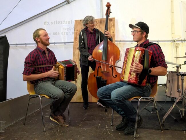 Das Rüediswiler Trio Schattsite Seesicht unterhielt am Freitag am Fürobebier der Ortsmusik Rüediswil
