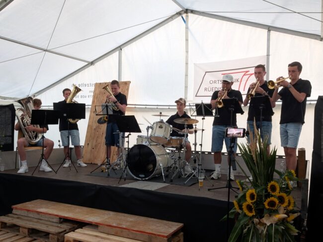 Am Fürobebier 2026 der Ortsmusik Rüediswil spielte das Sixtett Vivace auf.