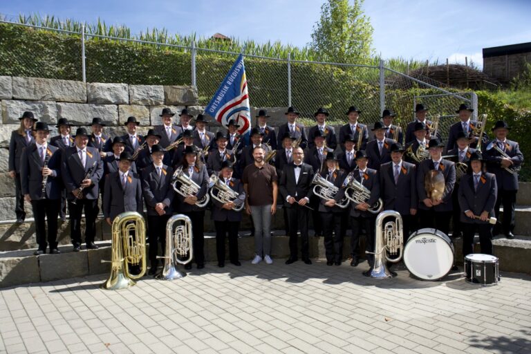 Ortsmusik Rüediswil mit neuer Uniform An der Rüediswiler Kilbi mit Neuuniformierung konnte die neue anthrazitgraue Uniform der Ortsmusik Rüediswil bestaunt werden. Auf dem Bild mit Dirigent Patrick Hummel und dem Komponisten Florian Lang des Marschs "Am Bielbachstrand"