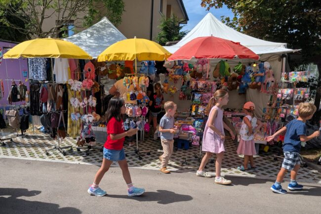 Am Kilbisonntag, 23 August waren zahlreiche Stände auf dem Schulhausplatz Rüediswil.