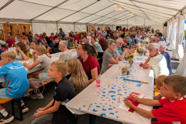 Das Zelt war am Kilbisonntag 2026 in Rüediswil gut gefüllt und die Gäste warteten auf die Ziehung der Bingolose.