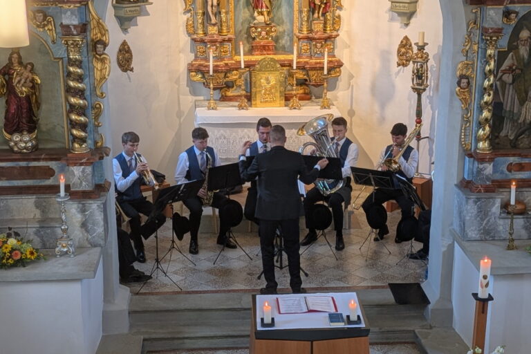 An der Rüediswiler Kilbi mit Neuuniformierung spielte am Kilbisonntag, 22. August eine Kleinformation der Ortsmusik Rüediswil.
