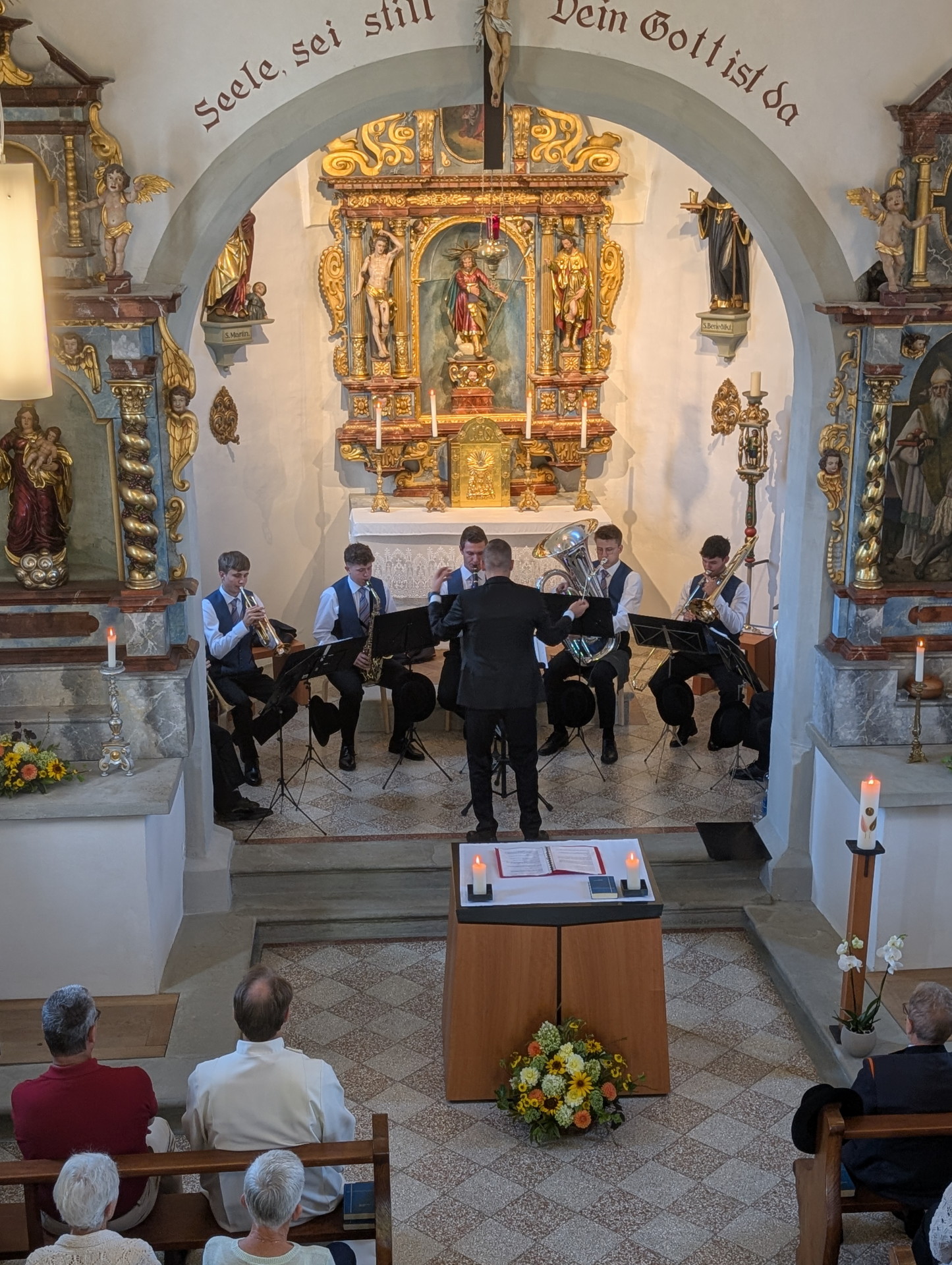 Kleinformation der OMR am Kilbigottesdienst. An der Rüediswiler Kilbi mit Neuuniformierung spielte am Kilbisonntag, 22. August eine Kleinformation der Ortsmusik Rüediswil.