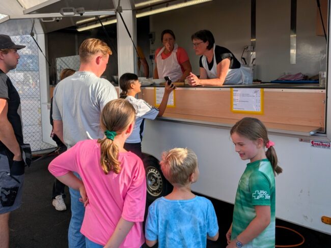 Heissbegehrter Grillstand am Chlbisonntag in Rüediswil.