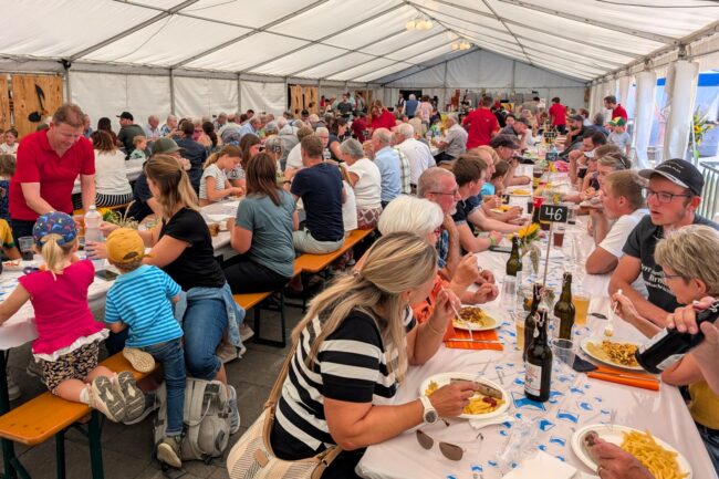 Am Kilbisonntag gab es Gackets mit Hörnli oder feine Grilladen vom Aussenstand.