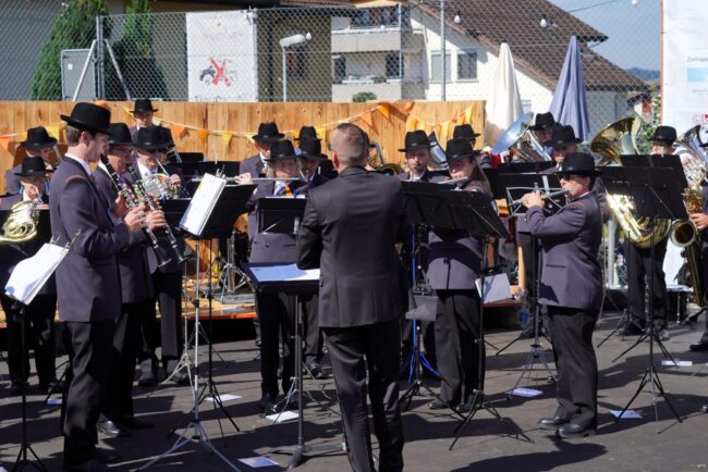 Am Kilbisonntag spielte die Ortsmusik Rüediswil auf dem Schulhausplatz ein unterhaltsames Ständli.