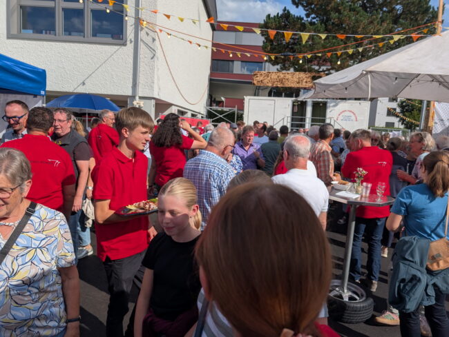 Apero für die Gönner an der Neuuniformierung 2026 der Ortsmusik Rüediswil