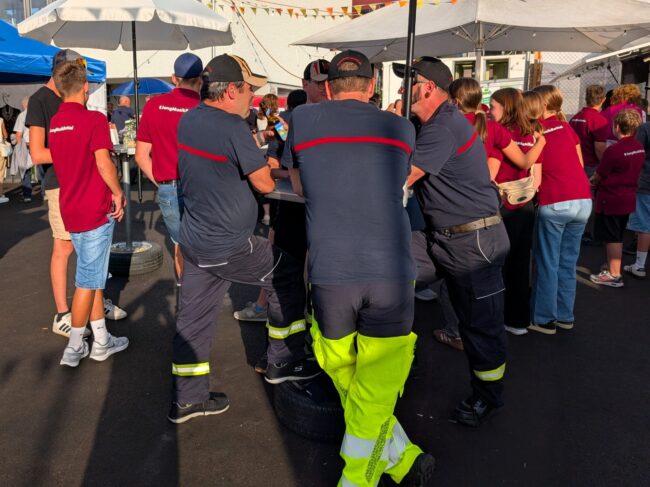 Mitglieder der Feuerwehr Ruswil und im Hintergrund Jungmusikanten aus dem Rottal
