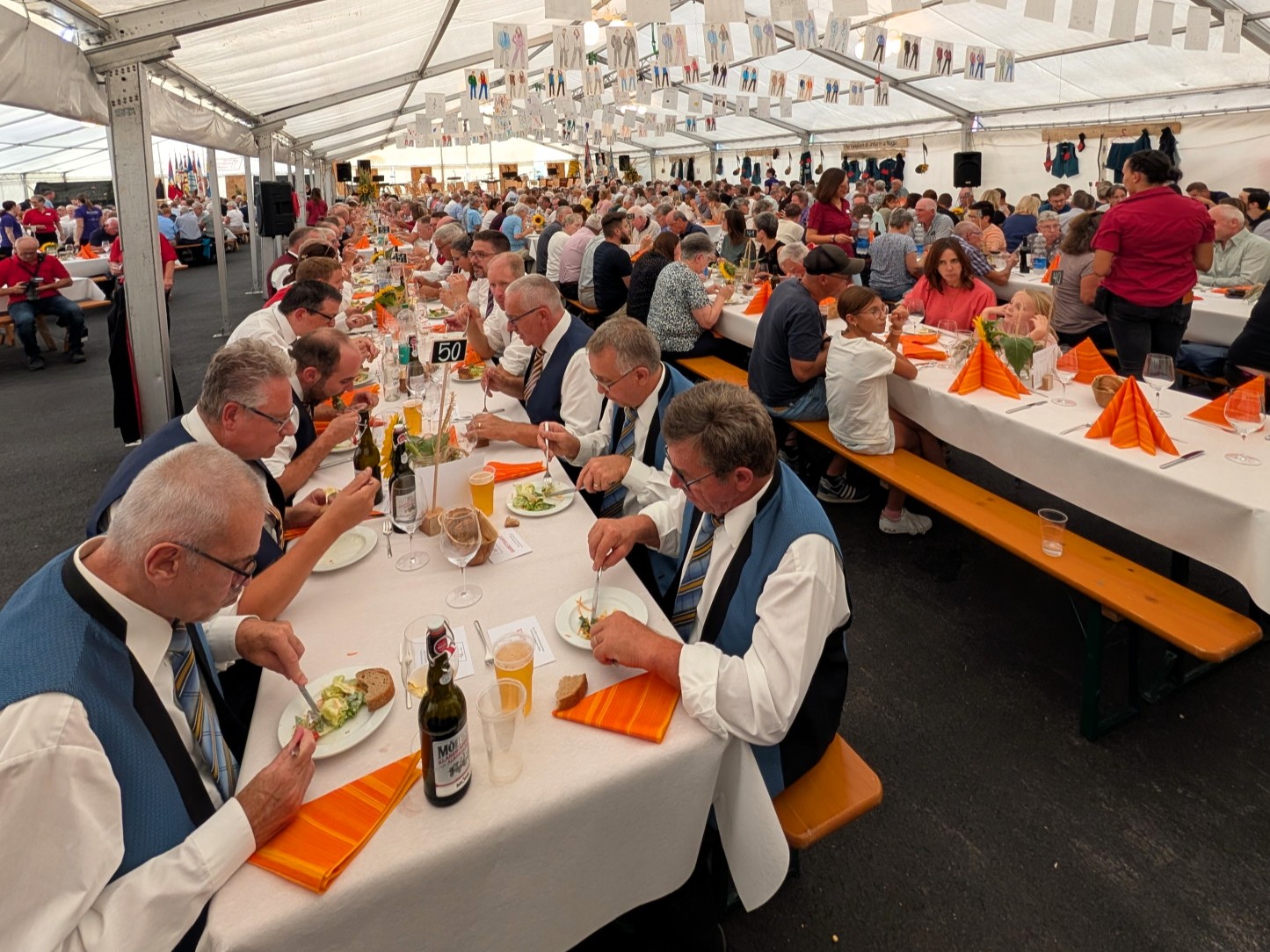 Volles Zelt mit den Vereinsdelegationen An der Neuuniformierung der Ortsmusik Rüediswil genossen die Vereinsdelationen das feine Bankettmenü.