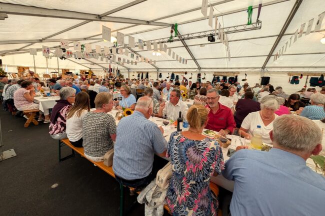 An der Uniformierung der Ortsmusik vom 22. August 2026 gab es Partysteak mit Kartoffelgratin und Gemüse.