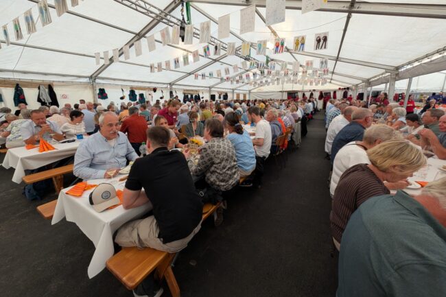 Die Schulkinder aus Rüediswil gestalteten an der Neuuniformierung der OMR die schöne Deko im Festzelt.