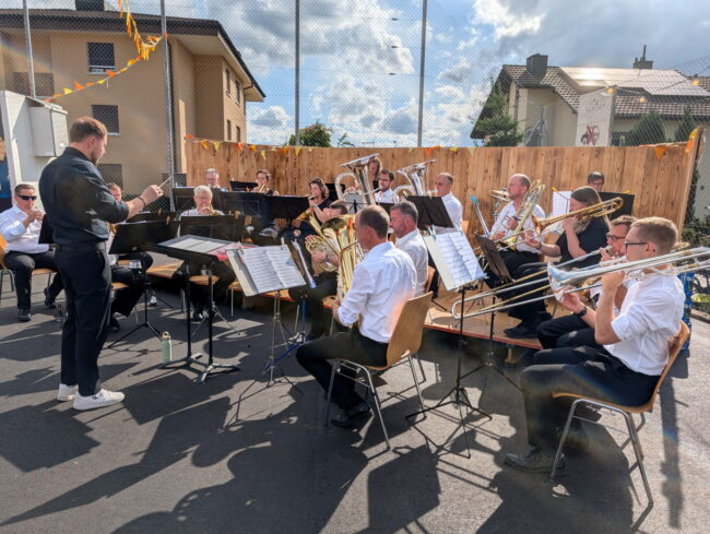 Die Brassband MV Ruswil spielte an der Neuuniformierung der Ortsmusik Rüediswil 2026 beim Apero ein rassiges Ständli.