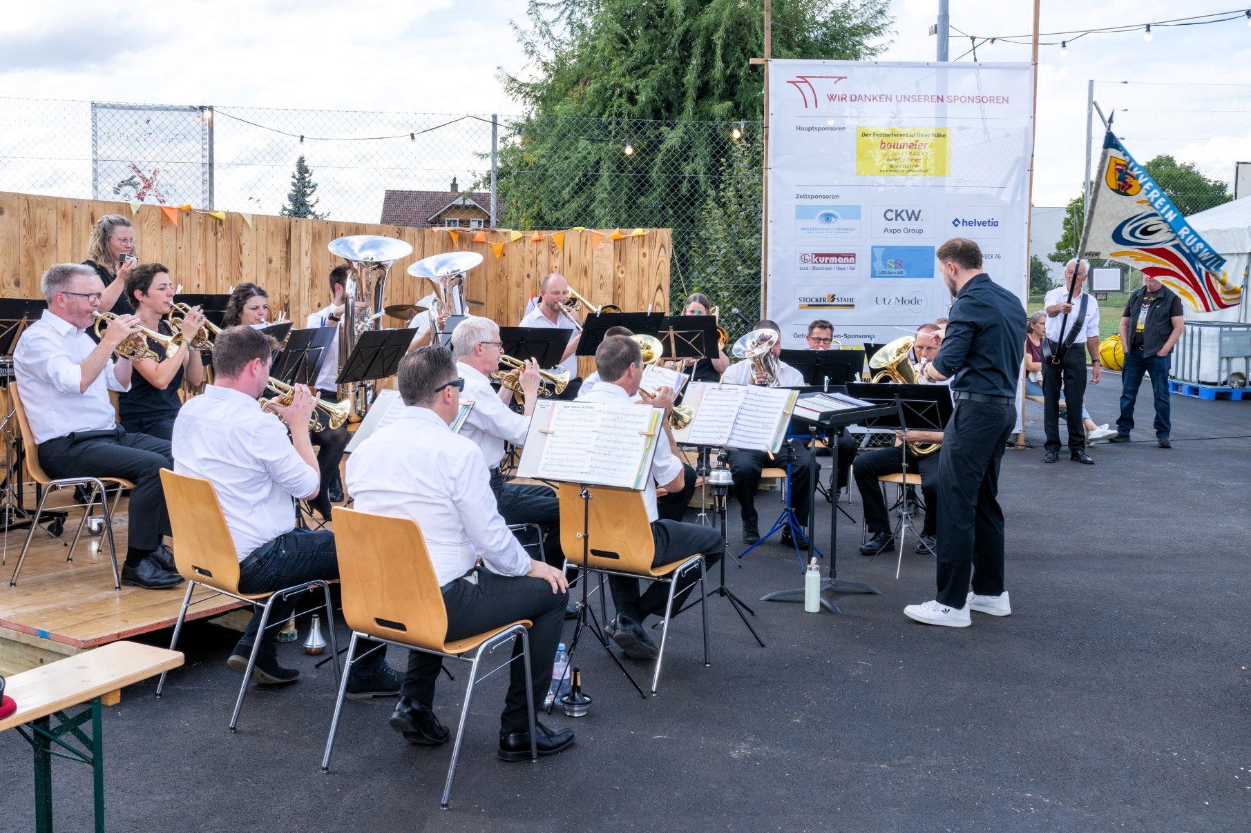Ständli der Brassband Musikverein Ruswil Die Brassband Musikverein Ruswil spielte an der Neuuniformierung der Ortsmusik Rüediswil 2026 beim Apero ein rassiges Ständli.