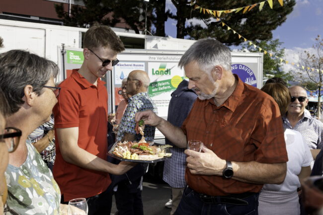Feine Snacks wurden am Sponsoren Apéro von den Ortsmusikanten serviert.