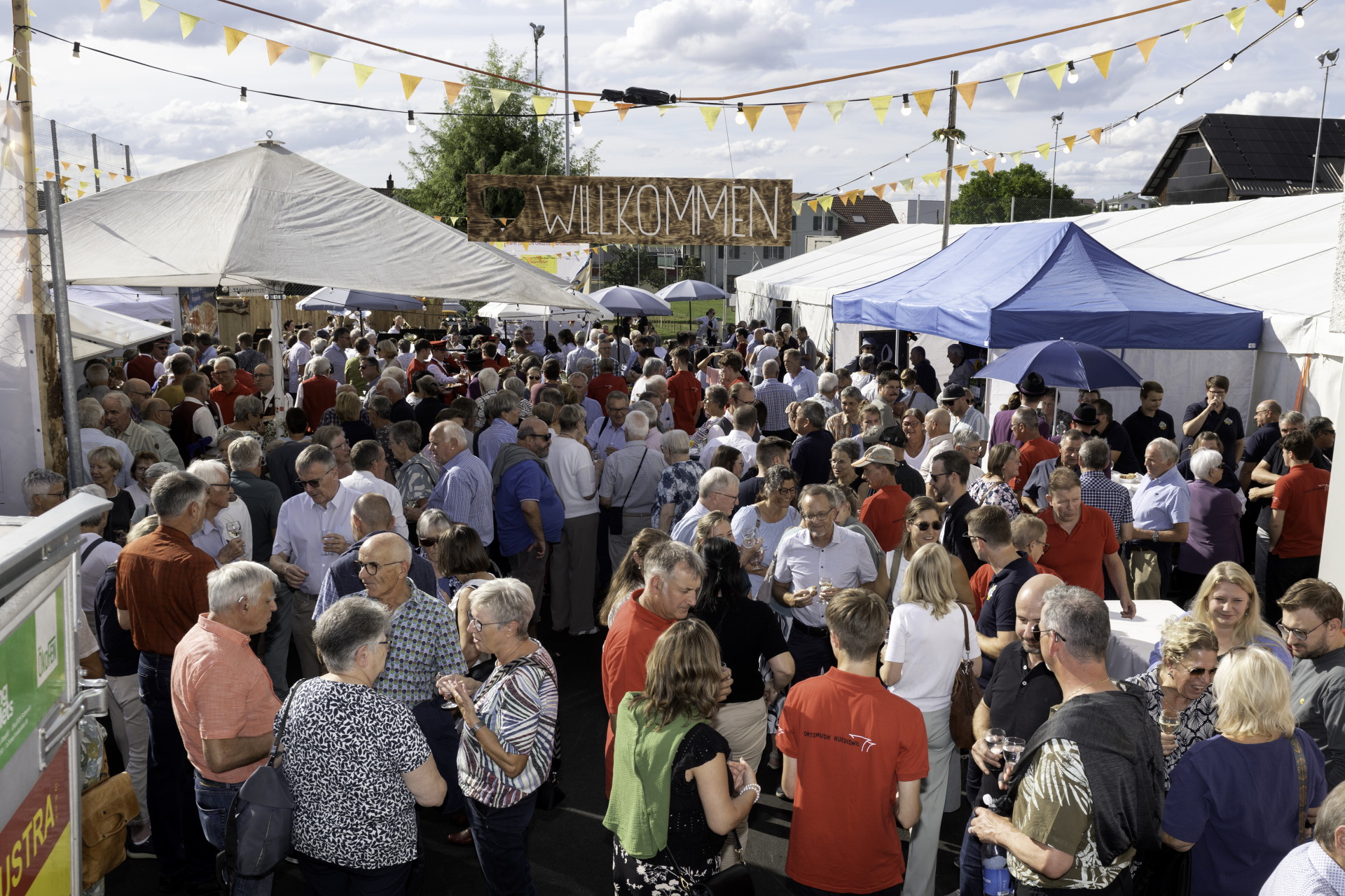 Gönner-Apéro mit zahlreichen Gästen. Rund 400 Personen waren am Gönner Apéro der Neuuniformierung der Ortsmusik Rüediswil anwesend.