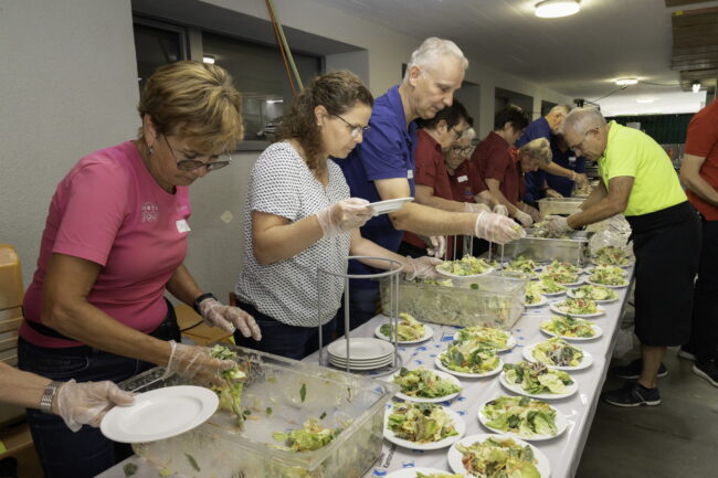 An der Neuuniformierung der Ortsmusik Rüediswil vom Samstag, 22. August gab es zum Bankett einen Salat, Partysteak mit Kartoffelgratin und Mischgemüse sowie ein feines Stück Quarktorte.