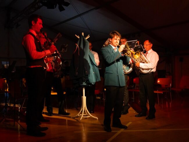 Der letzte Auftritt der alten petrolgrünen Ortsmusik Uniform erfolgte vor der Präsentation der neuen Bekleidung.