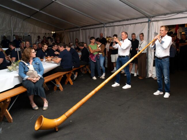 Nachdem einige Musikanten ihre alte Uniform ablegten, ertönte aus der Ferne ein Alphorn – der ehemalige Ortsmusikant und Alphornist Walti Sigrist sorgte mit «Amazing Grace» für einen Hühnerhautmoment.