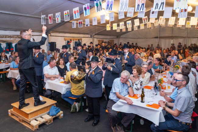 Nach 33 Jahren hatte die bisherige Uniform der Ortsmusik ausgedient und wurde nun feierlich ersetzt. Die Präsentation sowie die Festivitäten auf dem Schulareal in Rüediswil lockten zahlreiche Besucherinnen und Besucher an.